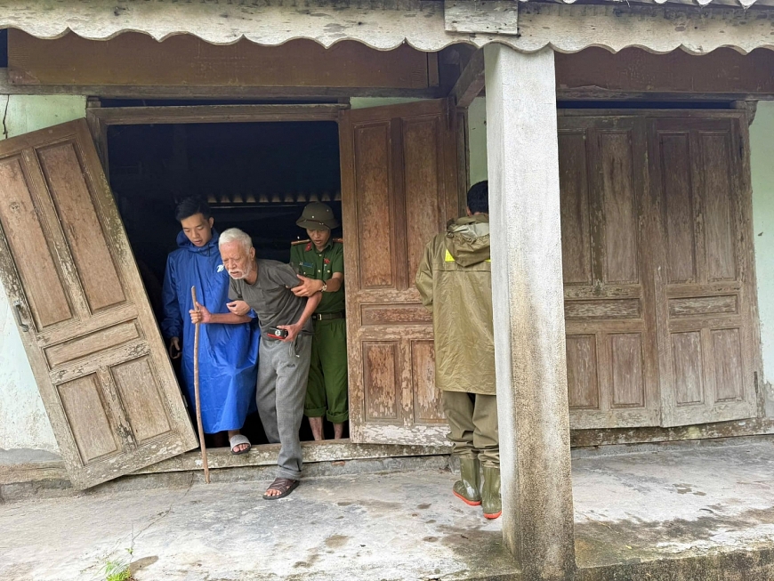 Chính quyền địa phương phối hợp với các lực lượng chức năng đến từng nhà vận động và hỗ trợ bà con di duyển tránh bão