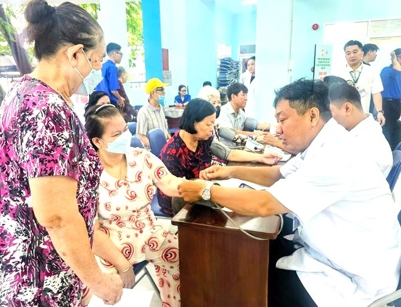 Người cao tuổi được khám bệnh miễn phí tại Phường Hòa Hưng nhân Tháng hành động vì Người cao tuổi 2025