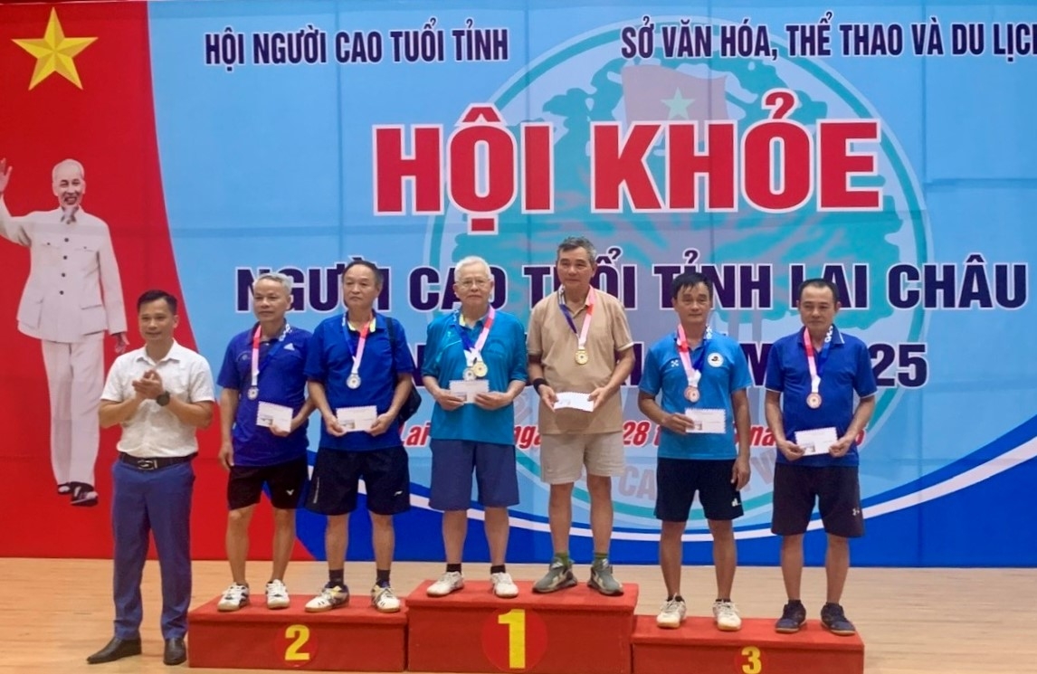 Ban tổ chức trao thưởng cho các vận động viên xuất sắc