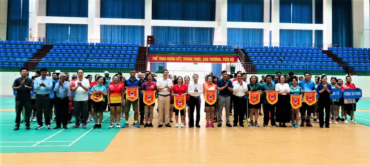 Ban tổ chức trao Cờ lưu niệm cho các đoàn tham gia Hội thao