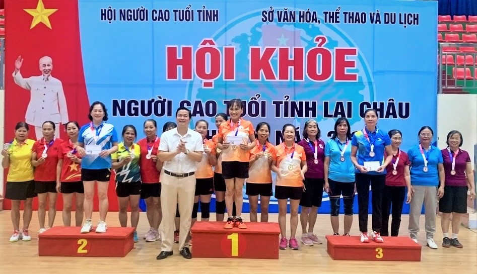 Ban tổ chức trao thưởng cho các vận động viên xuất sắc