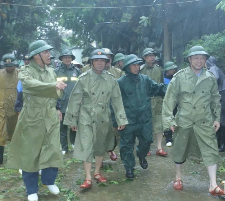 Bí thư Tỉnh ủy Nguyễn Doãn Anh kiểm tra công tác chuẩn bị di dời dân ở xã Xuân Tín khi mực nước sông Chu lên cao.