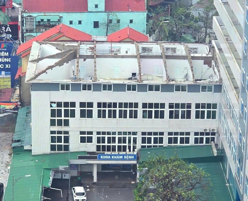 Mái trường Đại học Y bị bay mái do bão số 10 gây nên