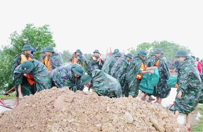 Gần 200 chiến sĩ lực lượng vũ trang tham gia xử lý sự cố chân đê sông Mã.