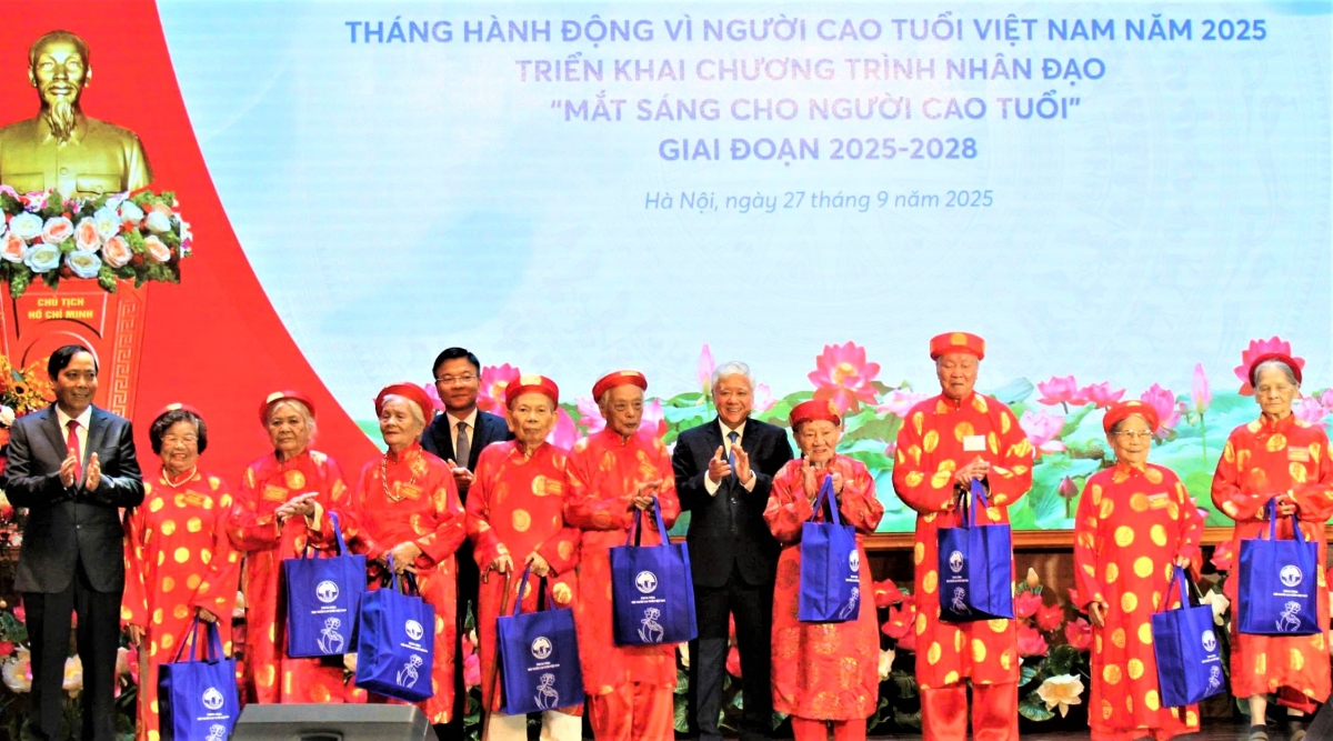 Các đồng chí lãnh đạo Đảng, Nhà nước tặng quà các cụ cao niên của TP Hà Nội