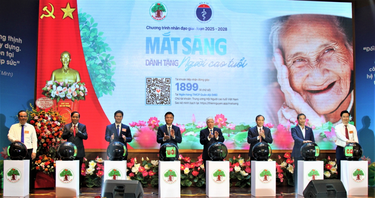 Các đồng chí lãnh đạo Đảng, Nhà nước, Hội NCT Việt Nam nhấn nút khởi động Chương trình Mắt sáng cho NCT giai đoạn 2025-2028