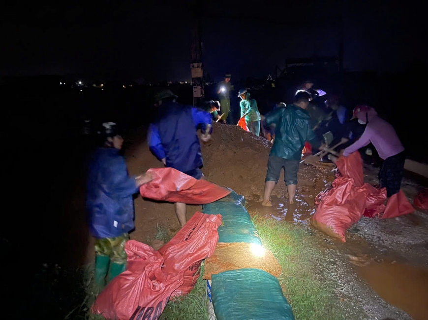 Công an Thanh Hóa xuyên đêm gia cố nhiều tuyến đê đảm bảo an toàn cho nhân dân