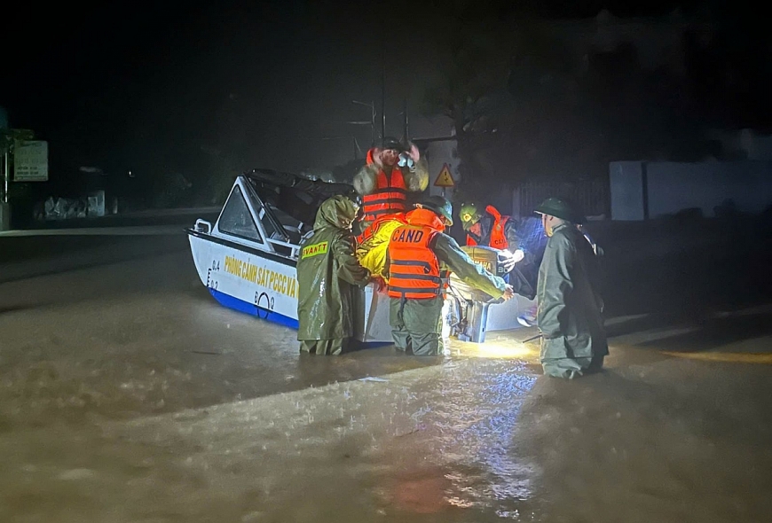 Công an Thanh Hóa xuyên đêm gia cố nhiều tuyến đê đảm bảo an toàn cho nhân dân