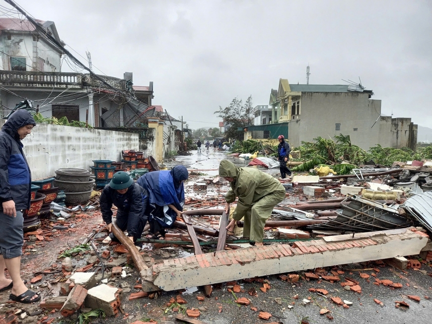 Bão Bualoi khiến nhiều ngôi nhà tại thôn Phượng Mao, xã Hoằng Giang