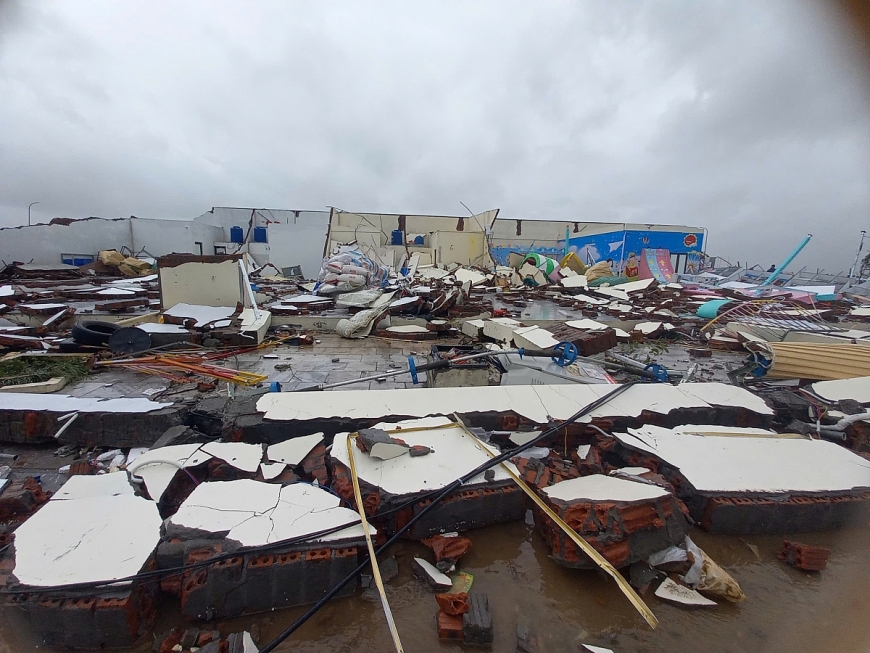 Nhiều người dân không khỏi bàng hoàng khi bão số 10 quét qua.