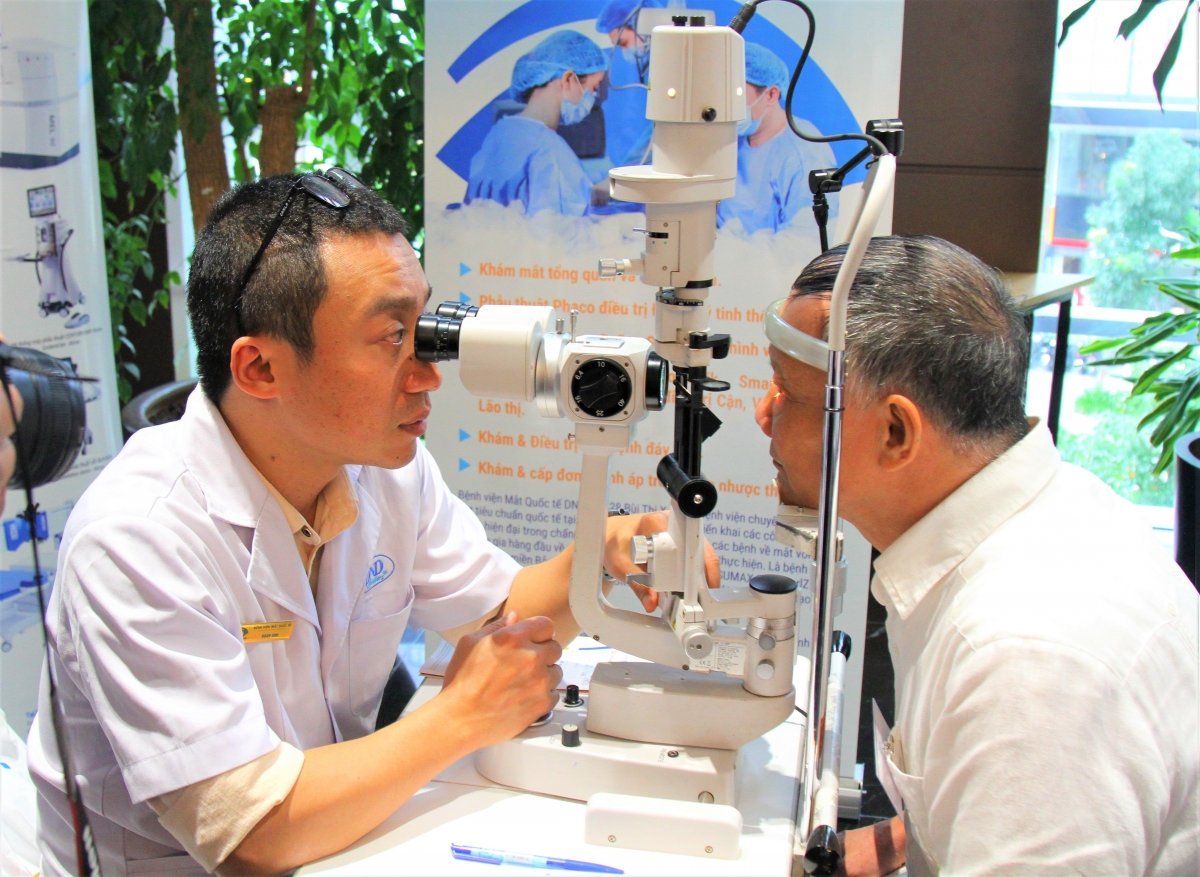 Khám mắt cho NCT tại Lễ phát động Tháng hành động vì NCT Việt Nam năm 2025
