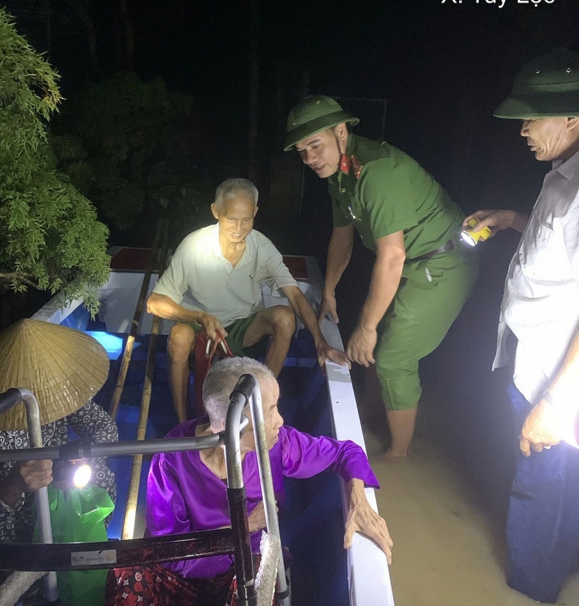 Công an Thanh Hóa xuyên đêm gia cố nhiều tuyến đê đảm bảo an toàn cho nhân dân