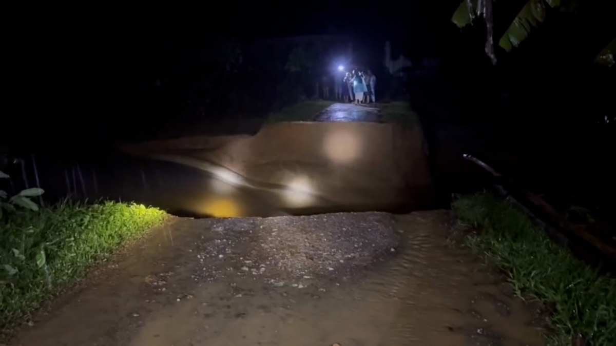 Vỡ đầm Hố Chuối khiến hơn 50 hộ dân xóm Đát bị cô lập.