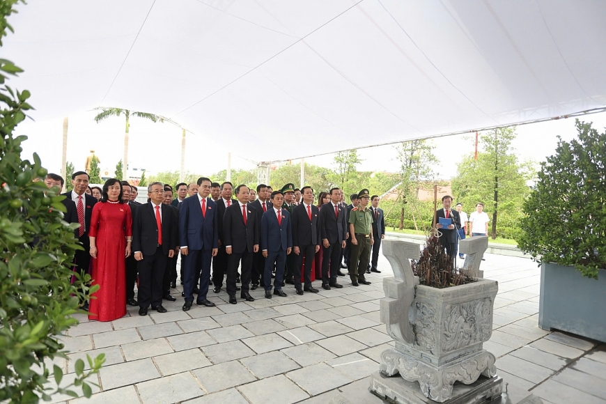 Bí thư Tỉnh ủy Hà Tĩnh Nguyễn Duy Lâm và Đoàn đại biểu dự Đại hội Đảng bộ tỉnh đã tổ chức Lễ dâng hương tại Khu Lưu niệm Bác Hồ về thăm Hà Tĩnh