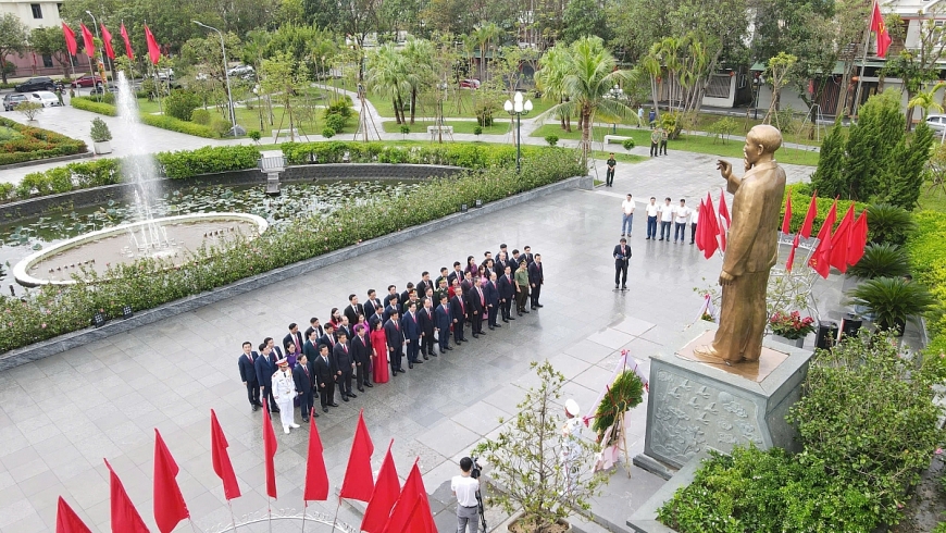 Đoàn đại biểu thành kính dâng hương, dâng hoa, bày tỏ lòng biết ơn vô hạn đối với công lao to lớn của Chủ tịch Hồ Chí Minh