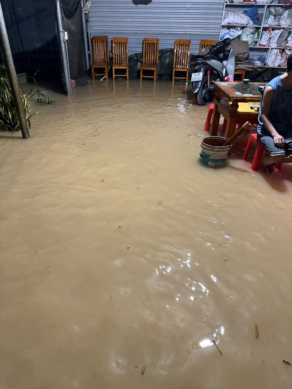  Nước tràn cả vào nhà dân ở xã Ngô Xá cũ