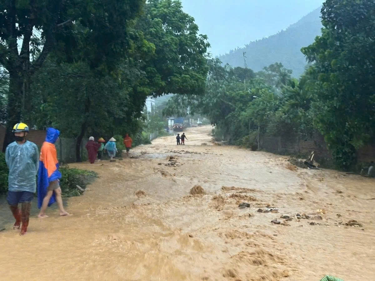 Lũ ống trên Quốc lộ 70 đoạn qua xã Phú Khê.