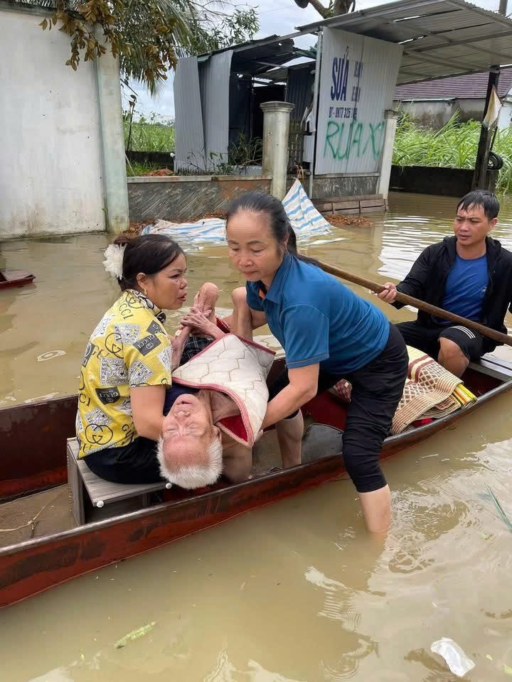 Hàng nghìn hộ dân phải sơ tán do bão số 10