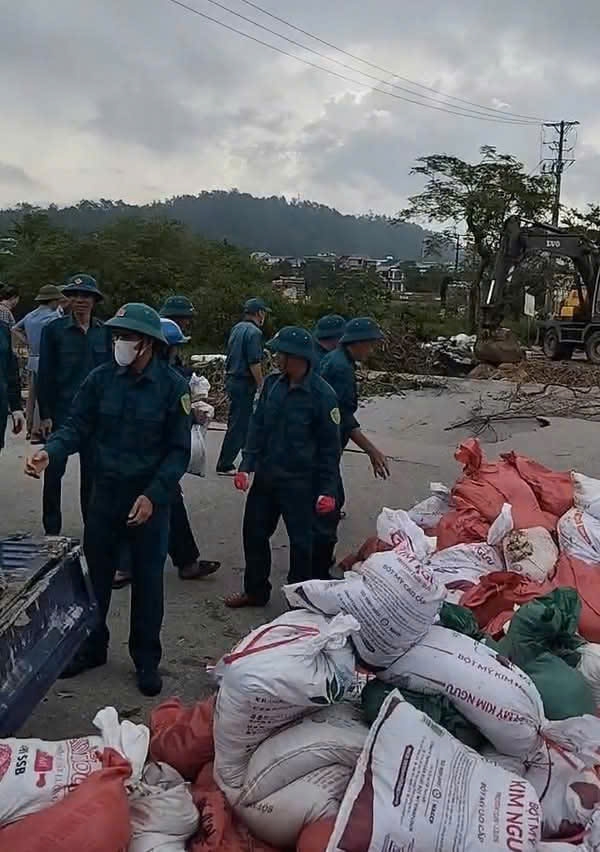 Lực lượng chức năng đã có mặt kịp thời để xử lý sự cố vỡ đê sông Vinh