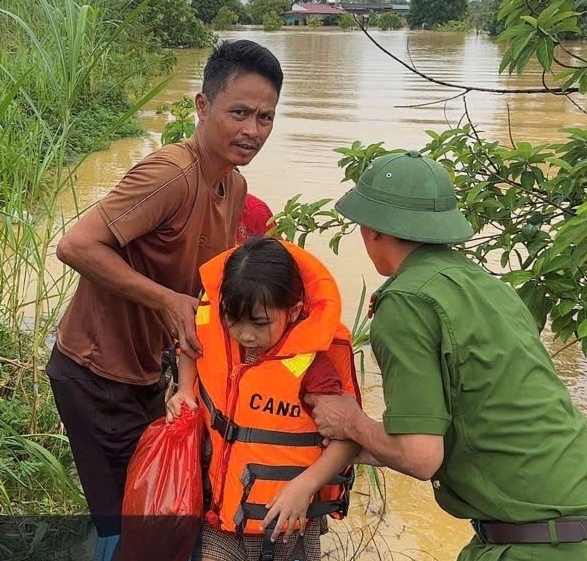 Công an xã Xuân Lập triển khai sơ tán các hộ dân sống trong khu vực ven sông Cầu Chày 