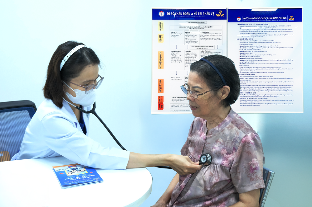 Nhiều người trên 60 tuổi có nhu cầu tư vấn tìm hiểu và tiêm vaccine phòng RSV