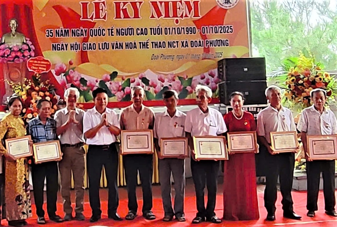 Nhiều cán bộ, hội viên NCT xã Đoài Phương, TP Hà Nội được trao tặng Kỷ niệm chương vì sự nghiệp bảo vệ, chăm sóc và phát huy vai trò NCT Việt Nam