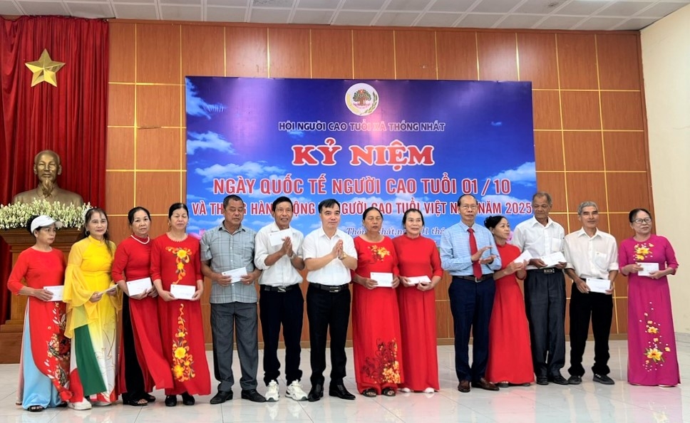 Hội NCT xã Thống Nhất, tỉnh Quảng Ninh tặng quà NCT hoàn cảnh khó khăn nhân dịp Tháng hành động vì NCT Việt Nam năm 2025