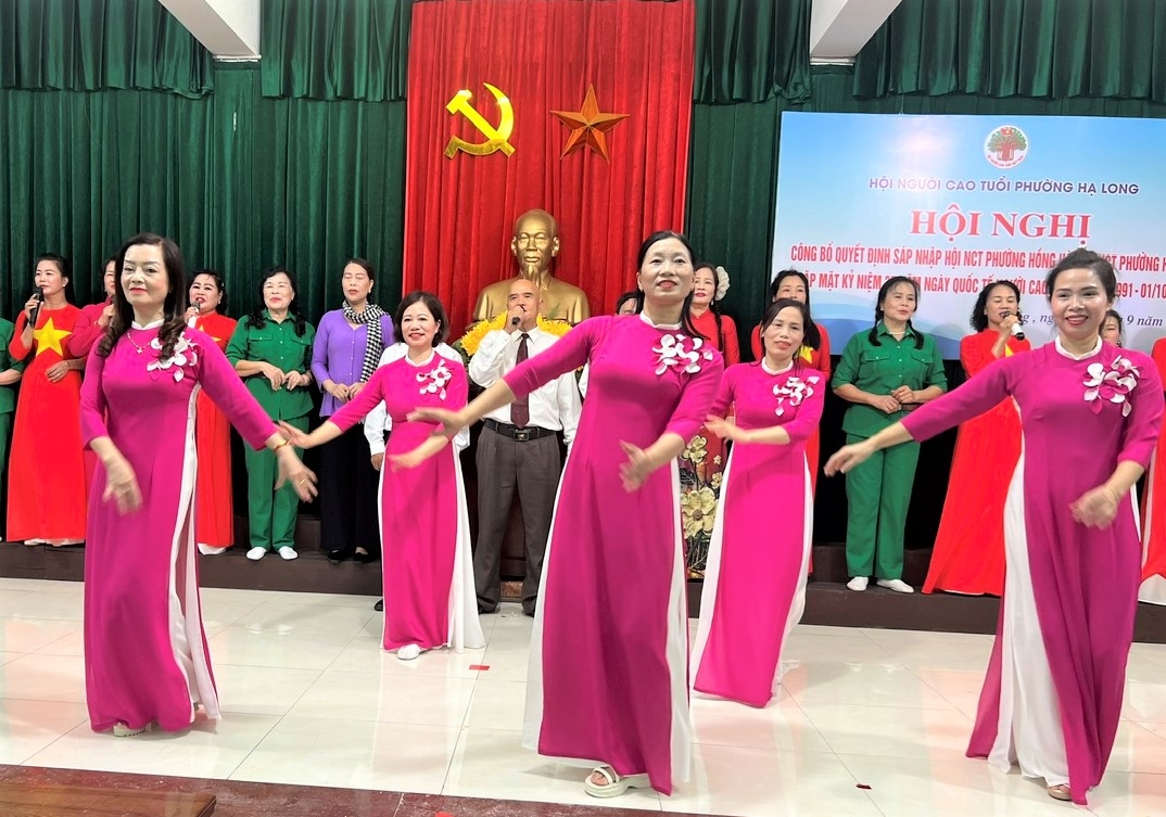 Tiết mục văn nghệ của NCT phường Hạ Long, tỉnh Quảng Ninh