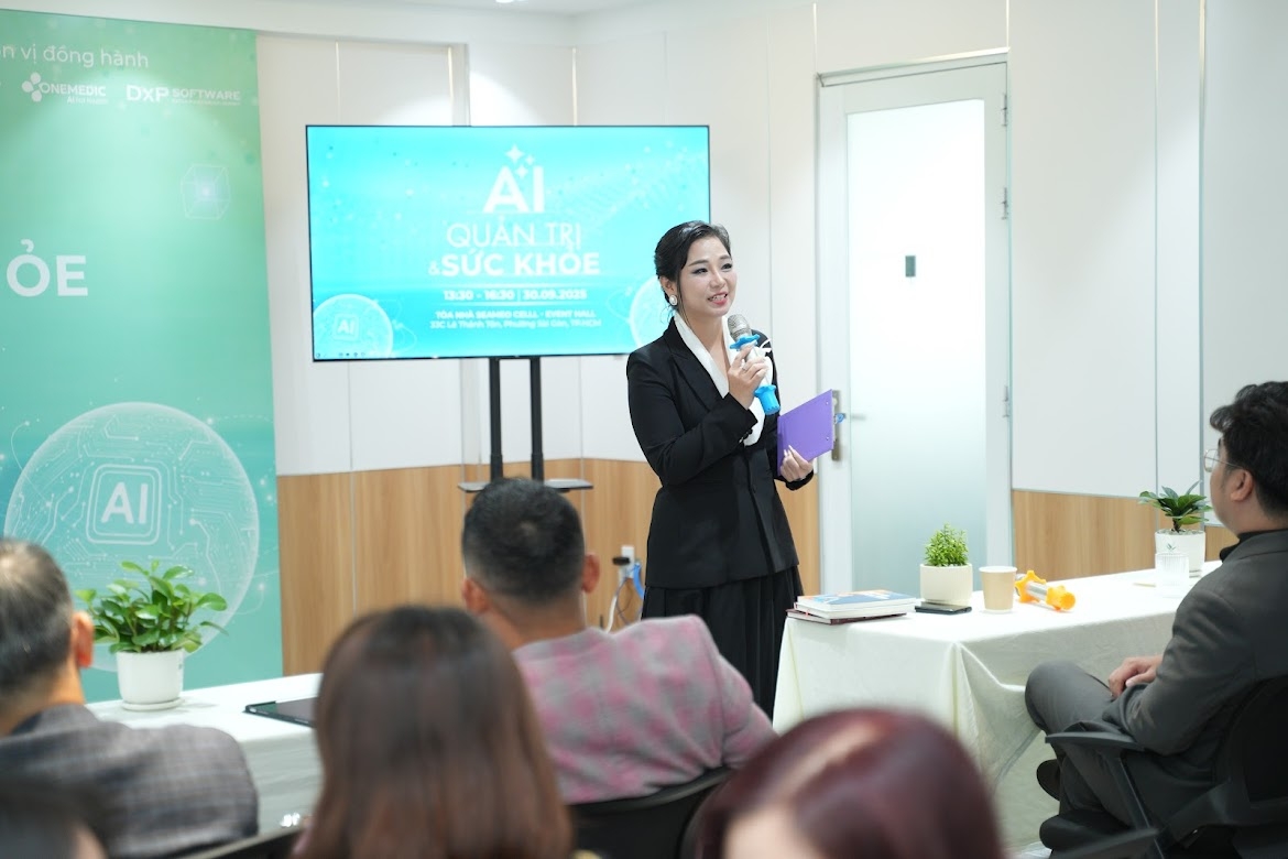 2.	Bà Nguyễn Thị Huỳnh Giao chia sẻ về mục đích workshop “AI Quản trị và Sức khỏe”
