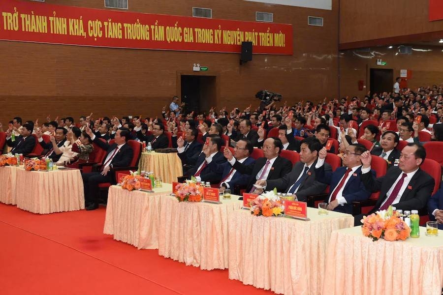 Các đại biểu biểu quyết bầu Đoàn Chủ tịch điều hành đại hội đảng bộ tỉnh Nghệ An khóa XX