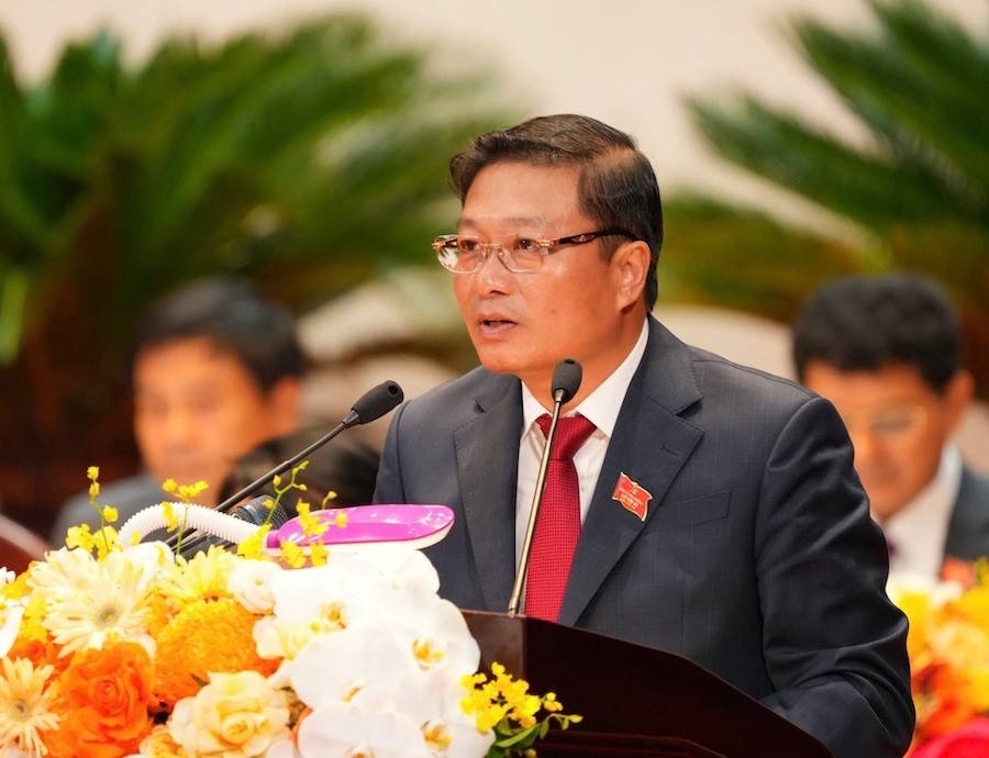 Đồng chí Lê Hồng Vinh - Phó Bí thư Tỉnh ủy, Chủ tịch UBND tỉnh Nghệ An thay mặt Đoàn Chủ tịch thông qua Chương trình làm việc của Đại hội đảng bộ  tỉnh Nghệ An lần thứ XX