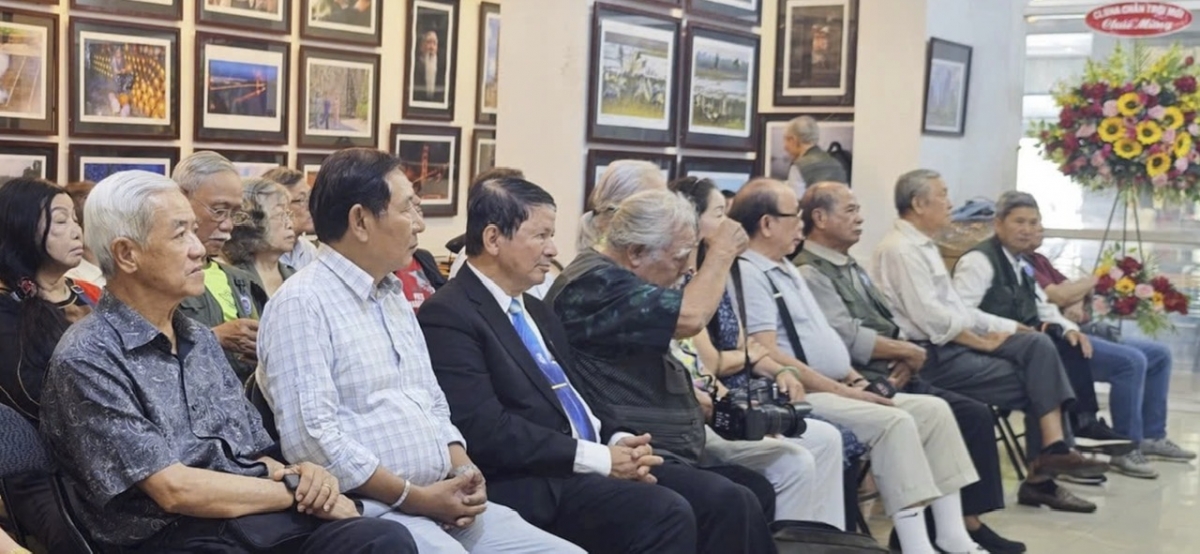 Các đại biểu tham dự triển lãm