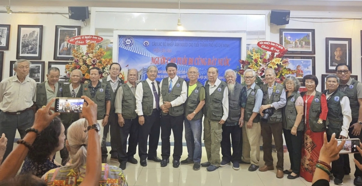 Khai mạc triển lãm ảnh “Người cao tuổi đi cùng đất nước”