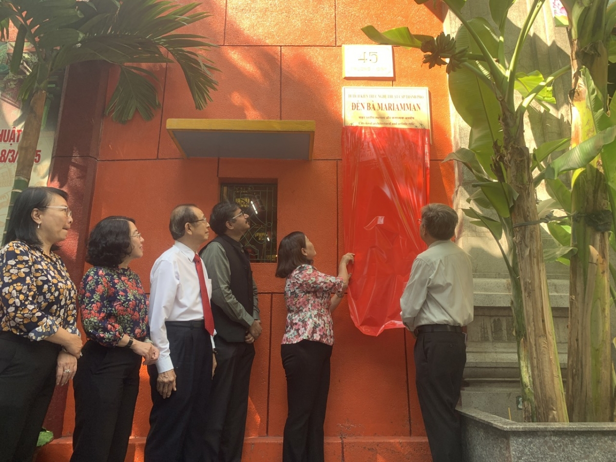 Thực hiện nghi thức khánh thành bảng tên mới của Đền Bà Mariamman,