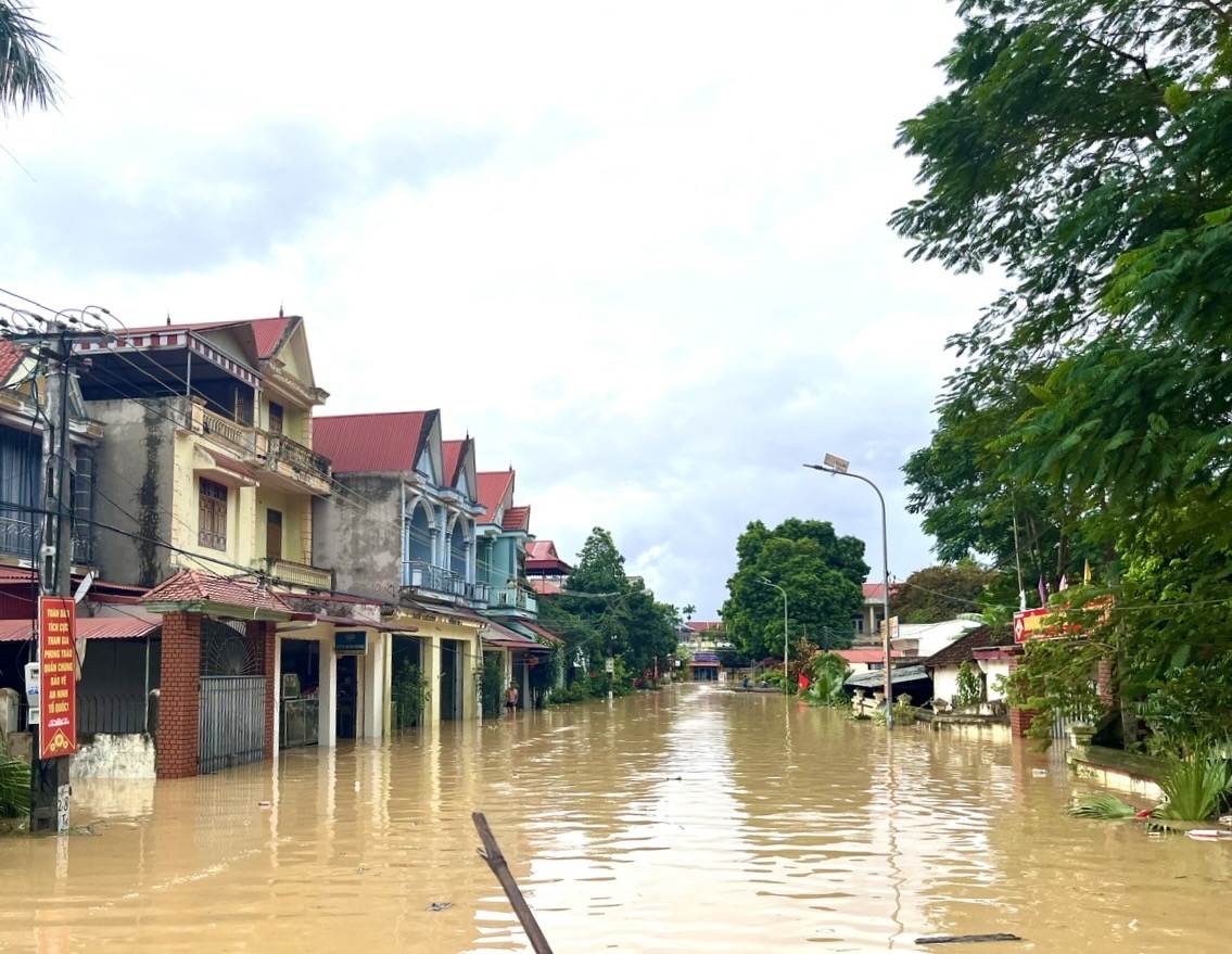 Đường phố trở thành sông sau bão, mưa lũ