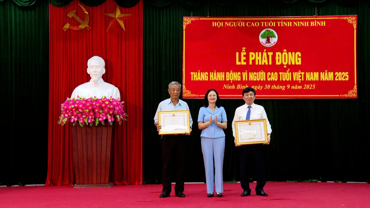 Trao Bằng khen của Chủ tịch UBND tỉnh Ninh Bình cho 2 cá nhân xuất sắc