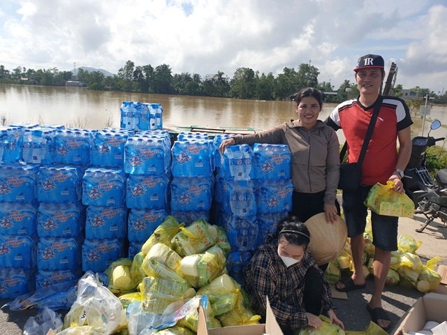 Vợ chồng anh Lực Tàng một chủ kênh Youtube từ Bình Dương về chia sẻ trao những suất quà yêu thương với bà con vùng lũ