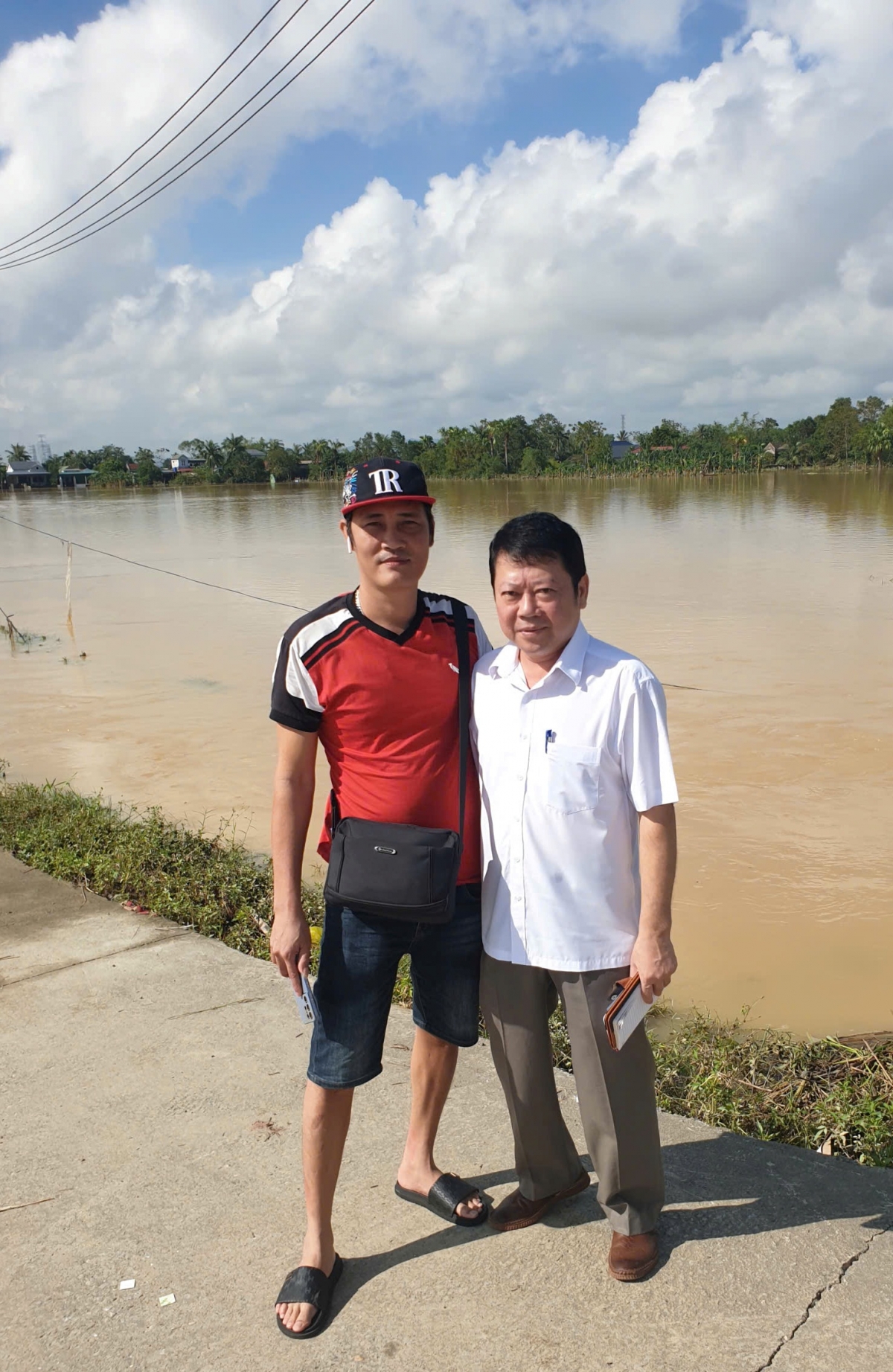 Nhà báo Tân Thành và chủ kênh Youtube Lực Tàng tại tâm vùng lũ xã Nông Cống