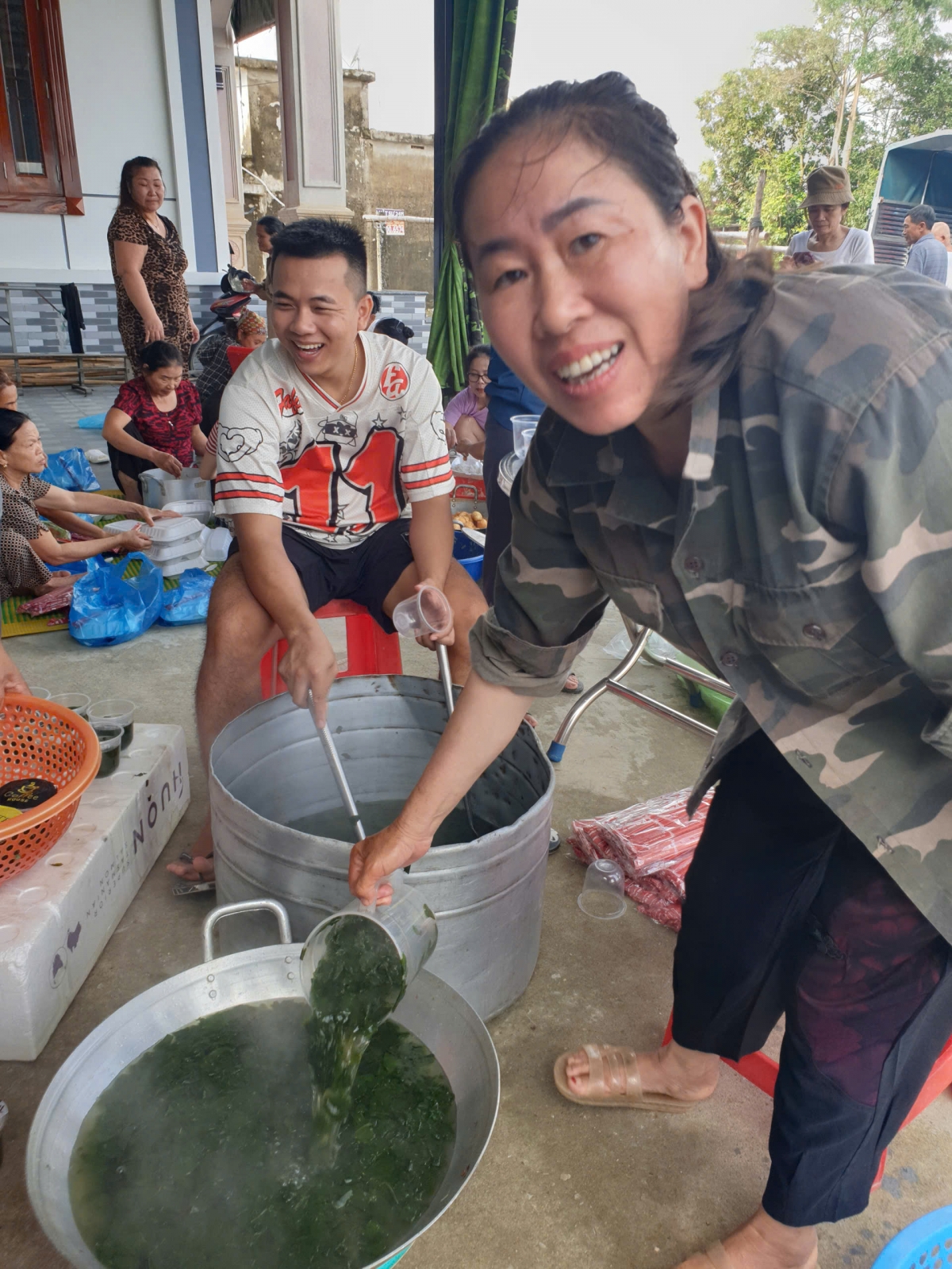 Ấm áp những suất cơm nghĩa tình, những gói quà yêu thương gửi bà con vùng lũ