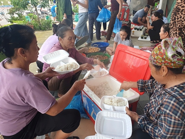 Ấm áp những suất cơm nghĩa tình, những gói quà yêu thương gửi bà con vùng lũ