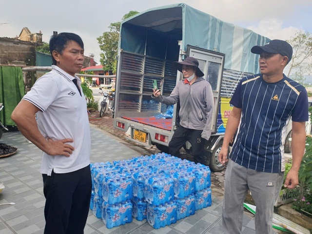 Ấm áp những suất cơm nghĩa tình, những gói quà yêu thương gửi bà con vùng lũ