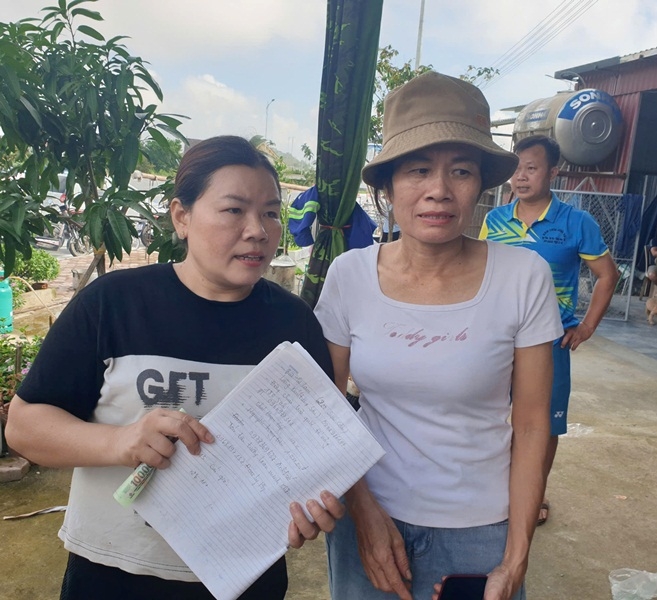 Chị Nguyễn Thị Hoan, Bùi Thị Hường thành viên trong nhóm tình nguyện viên đã cùng nhóm huy động nhan lực nấu hơn 1000 suất cơm phát cho bà con vùng lũ