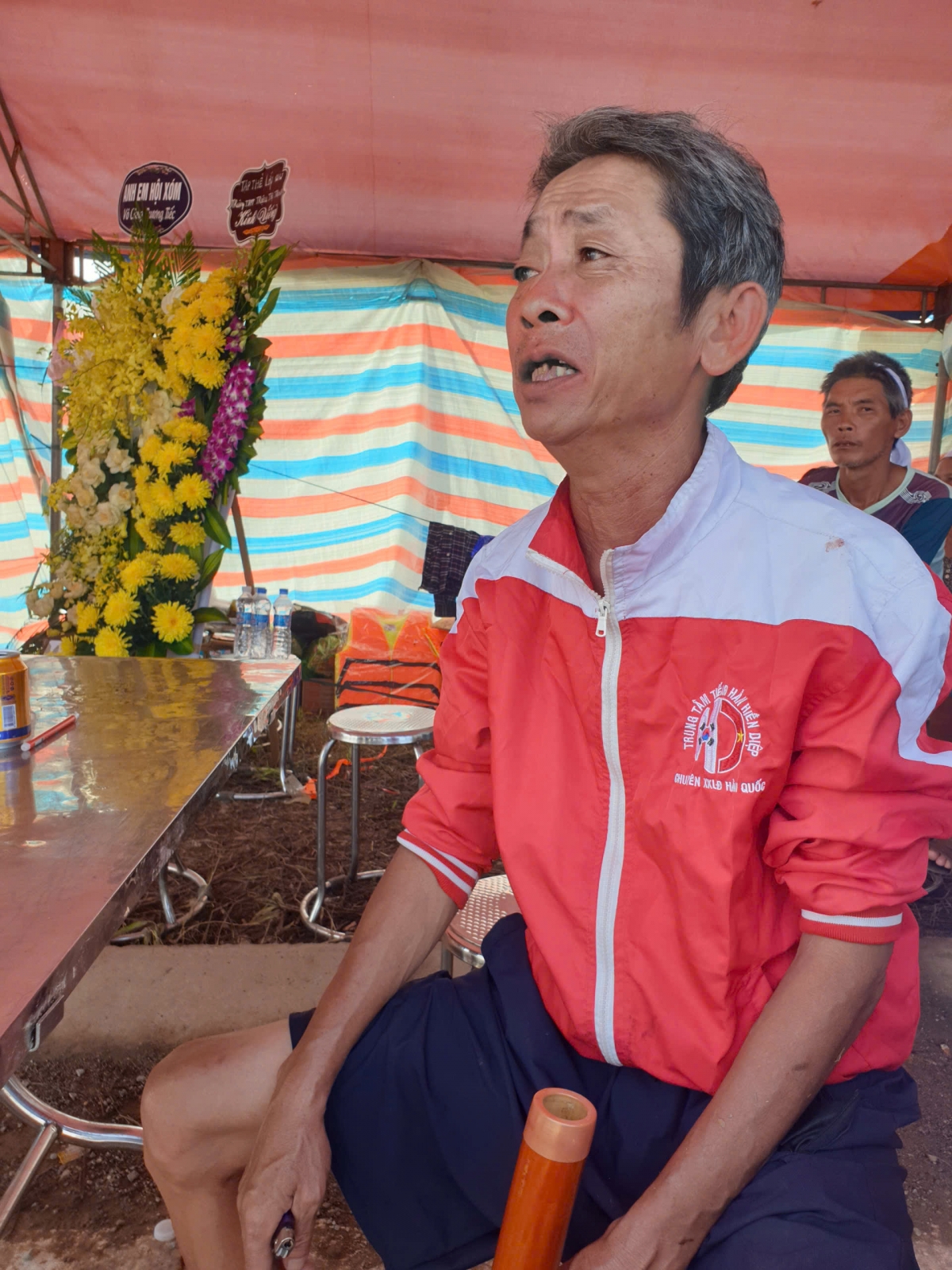 Bà Nguyễn Thị Học và ông Nguyễn VănThuân kể lại những khoảng khắc khi cơn bão ập vàoThuân thôn Tân Trù kể lại 