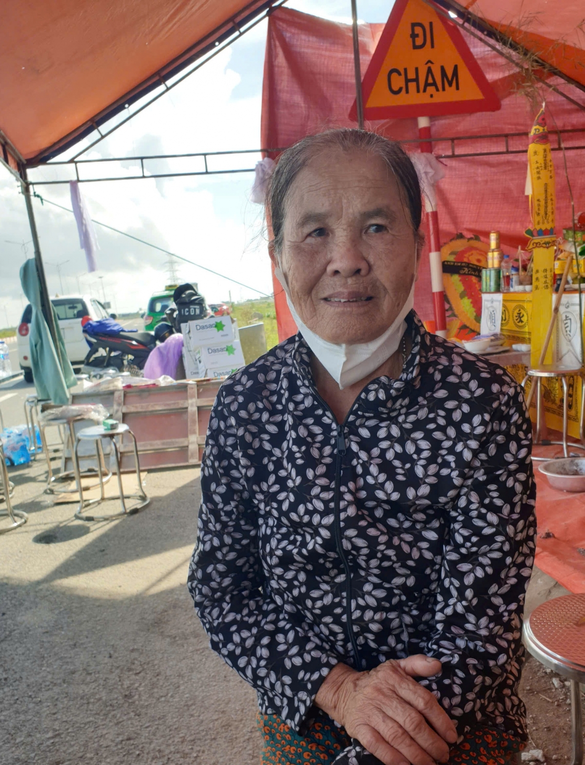 Ấm áp những suất cơm nghĩa tình, những gói quà yêu thương gửi bà con vùng lũ