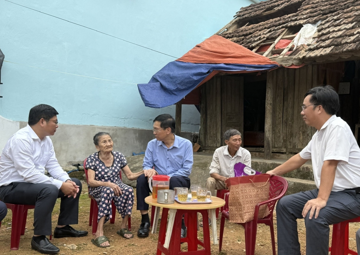 Đồng chí Trần Quang Dũng thăm hỏi, động viên người dân bị ảnh hưởng do bão số 10 tại Quảng Trị