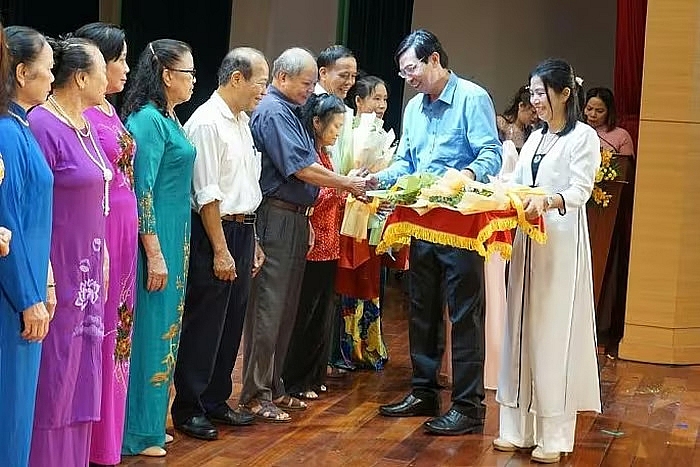 Người cao tuổi tiêu biểu tham dự hội nghị.