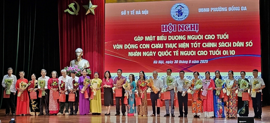 biểu dương 100 người cao tuổi tiêu biểu gương mẫu vận động con cháu và cộng đồng thực hiện chính sách dân số, chăm sóc sức khỏe