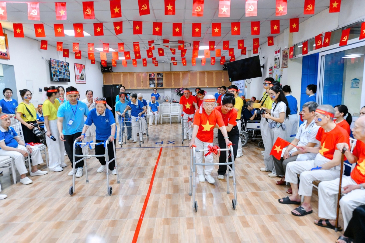 Các điều dưỡng viên hỗ trợ NCT tham gia Hội thao