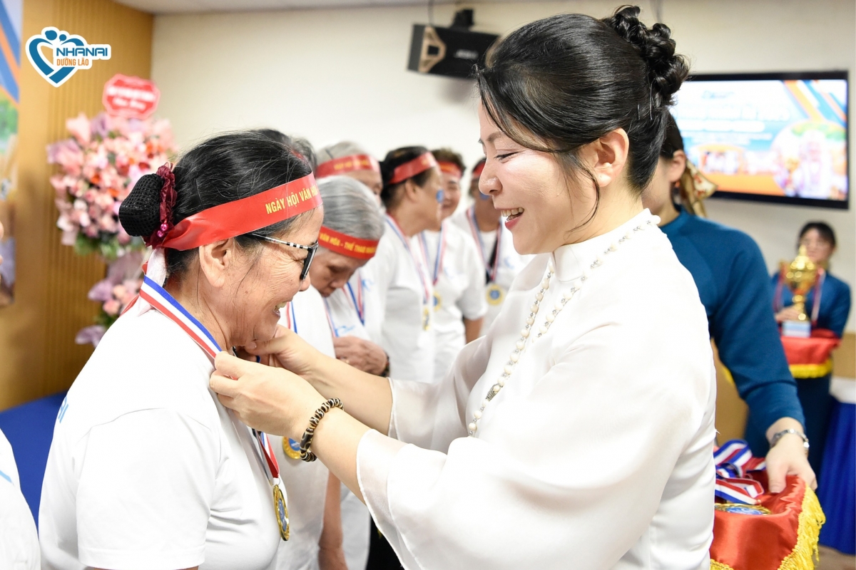 Bà Nguyễn Thị Kim Thanh trao Huy chương cho các vận động viên xuất sắc