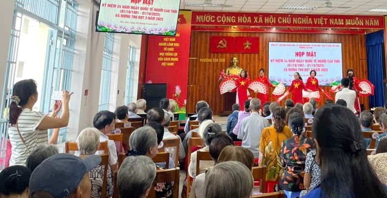 UBND phường Tân Sơn tổ chức mừng thọ, tri ân người cao tuổi dịp kỷ niệm 34 năm Ngày Quốc tế người cao tuổi